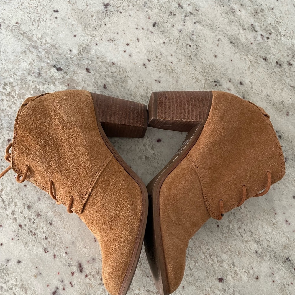 Toms 7.5 women boot heel